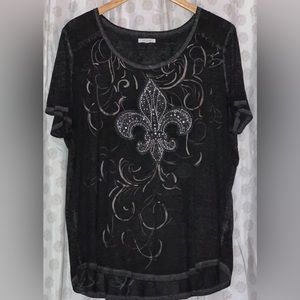 Maurice’s 24/7 tee with fleur-de-lis